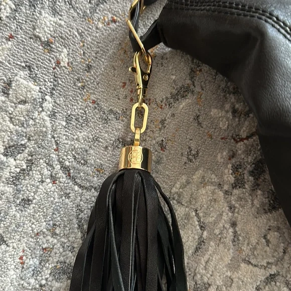 Tory Burch Hobo Bag with detachable mirror and charm. NEVER USED!!!!! 🔥🔥♥️♥️♥️